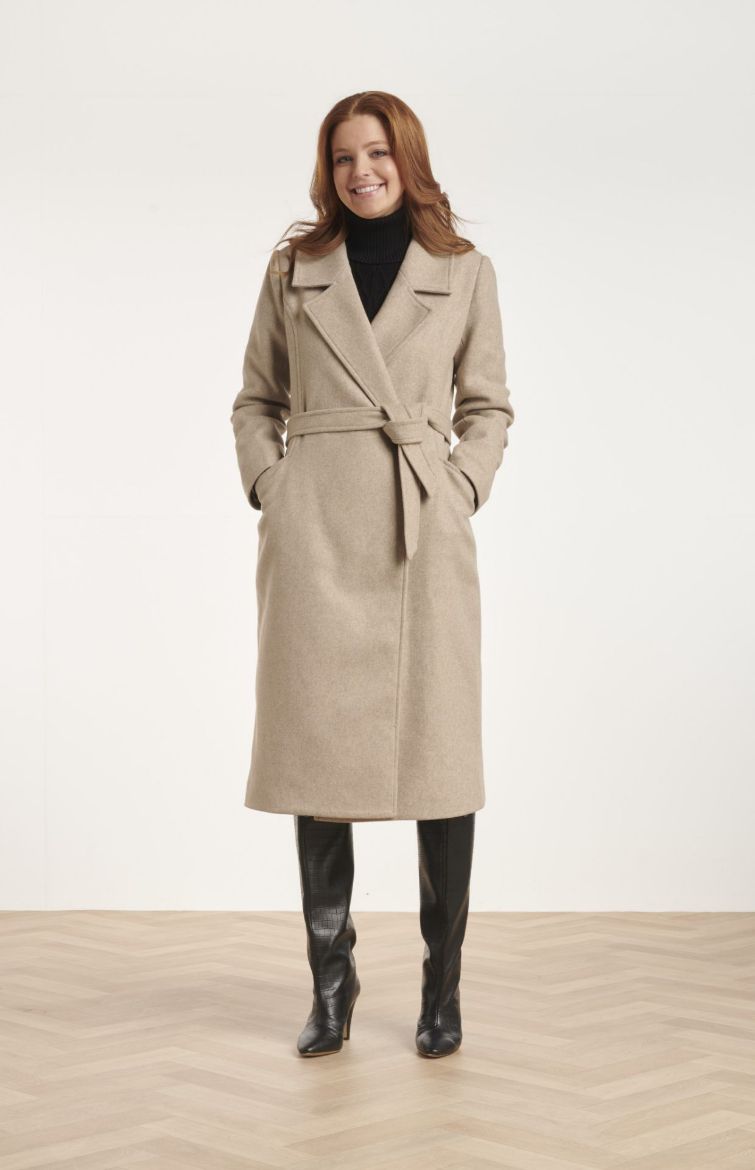 I LOVE TALL fashion for tall people. Manteau chaud beige et marron extra long pour femme grande